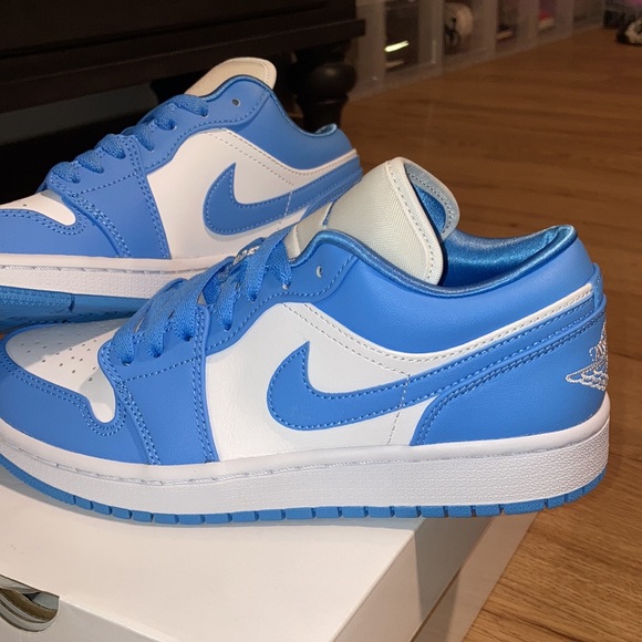 WOMENS UNC RETRO 1 LOW DS - Picture 2 of 7
